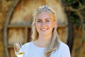 Selina I. Weinprinzessin der Verbandsgemeinde Deidesheim